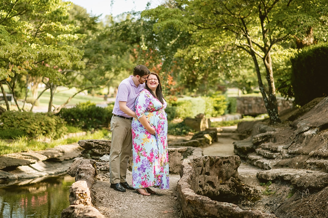 maternity photos at Memorial Park in Memphis, TN