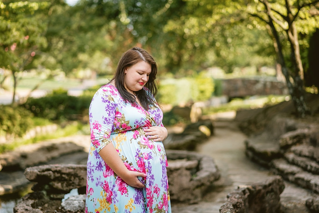maternity photoshoot at Memorial Park in Memphis, TN