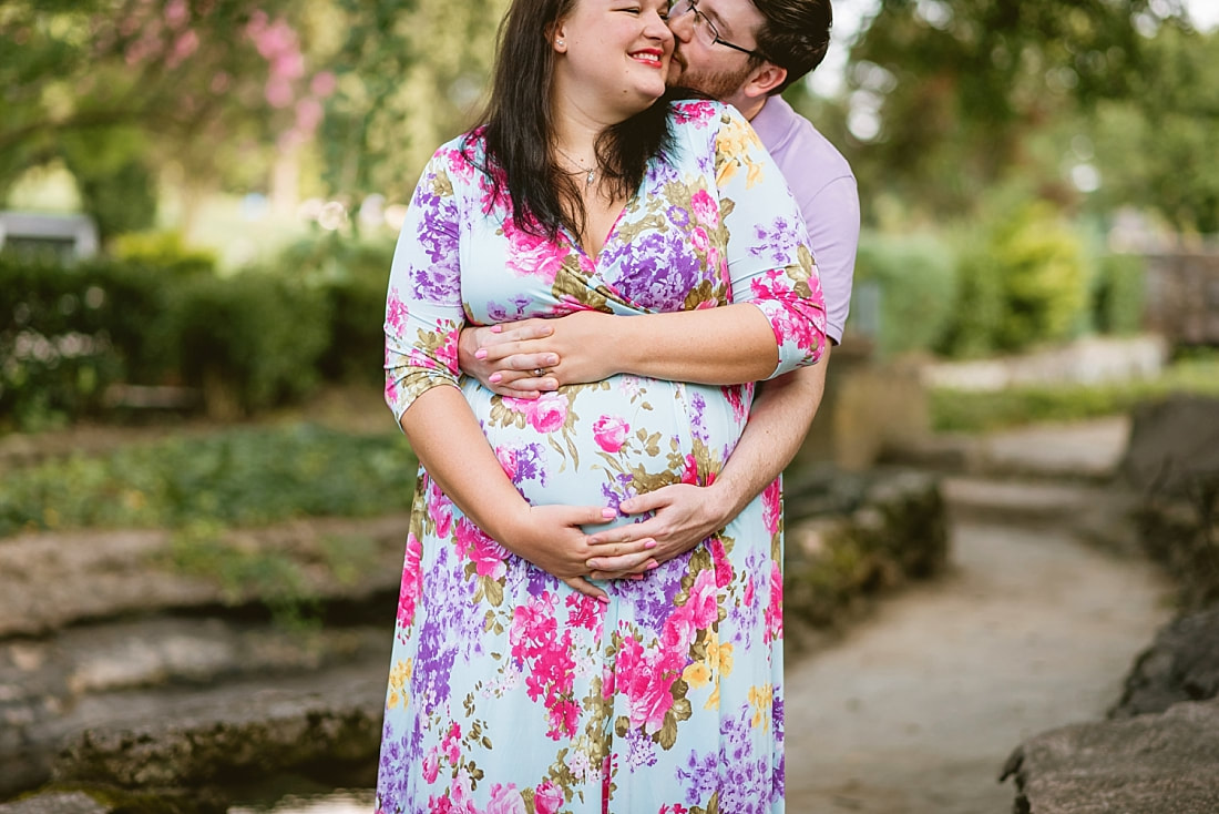 maternity photoshoot at Memorial Park in Memphis, TN