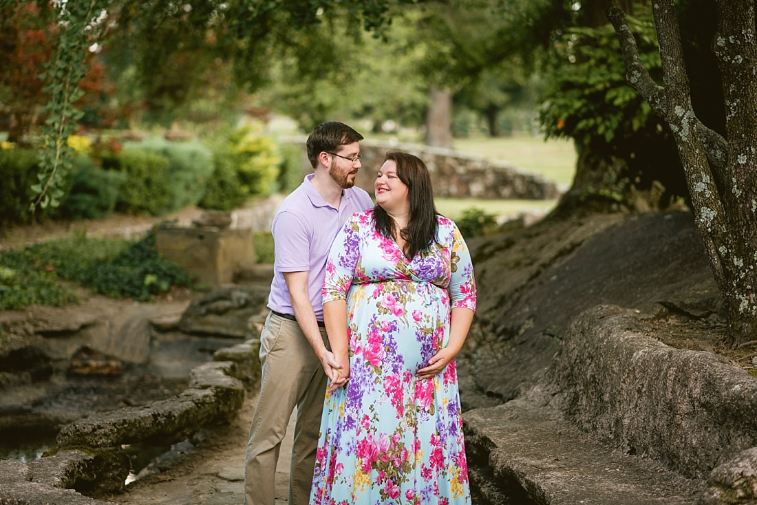 maternity photoshoot at Memorial Park in Memphis, TN