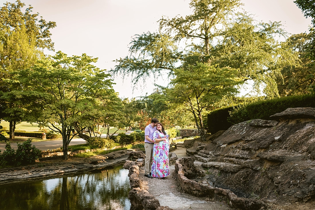 maternity photoshoot at Memorial Park in Memphis, TN
