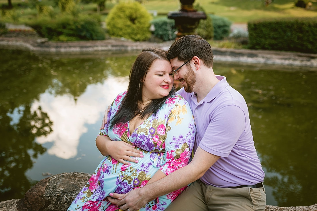 maternity photoshoot at Memorial Park in Memphis, TN