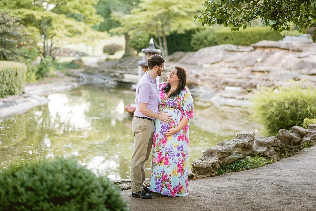 maternity photoshoot at Memorial Park in Memphis, TN