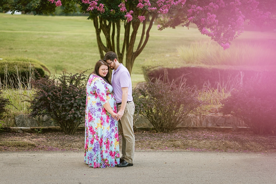 maternity photoshoot at Memorial Park in Memphis, TN