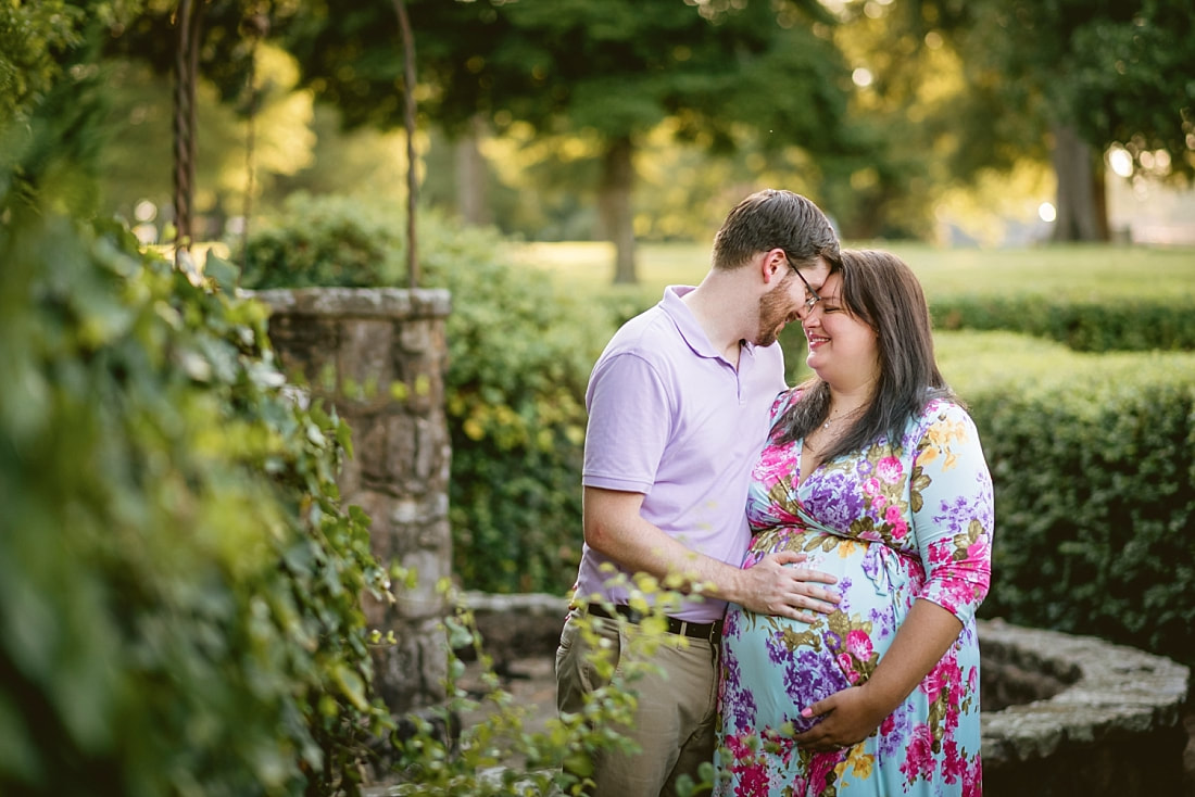 maternity photoshoot at Memorial Park in Memphis, TN