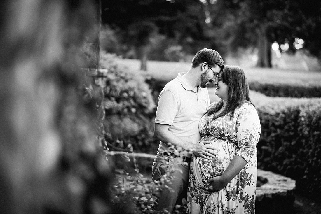 maternity photoshoot at Memorial Park in Memphis, TN