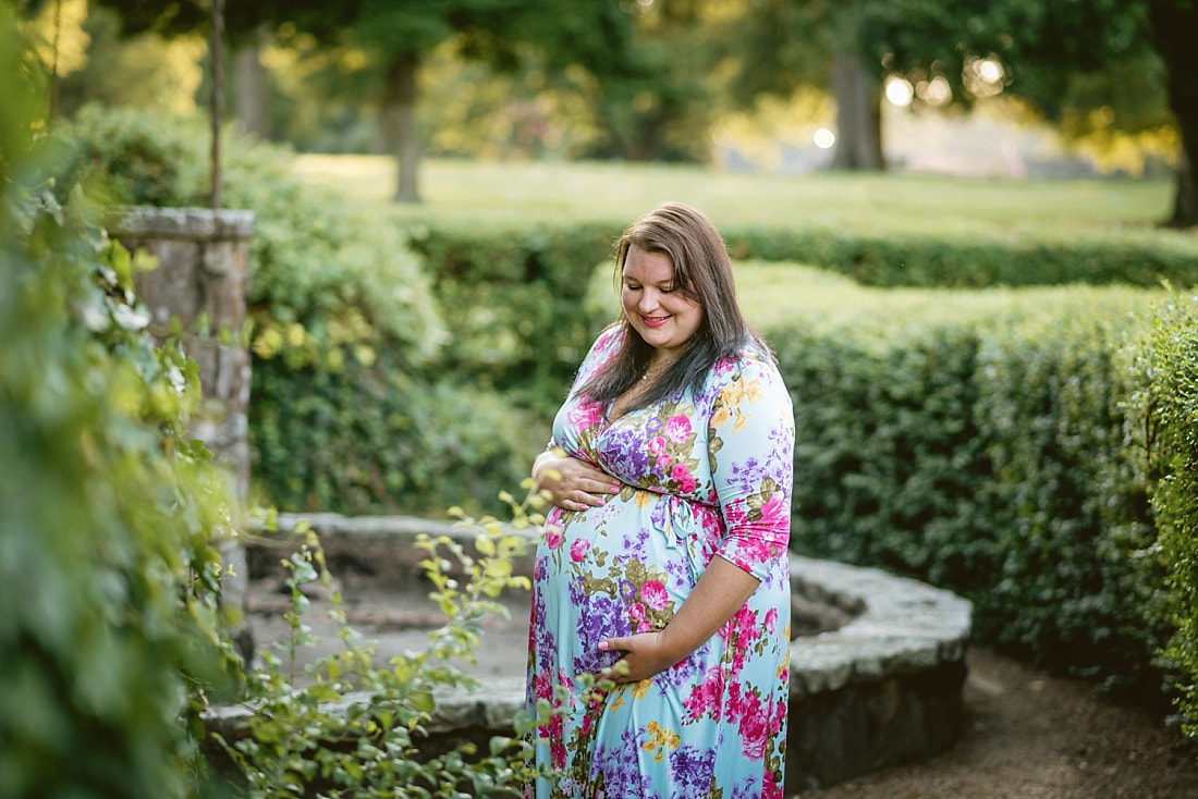 maternity photoshoot at Memorial Park in Memphis, TN