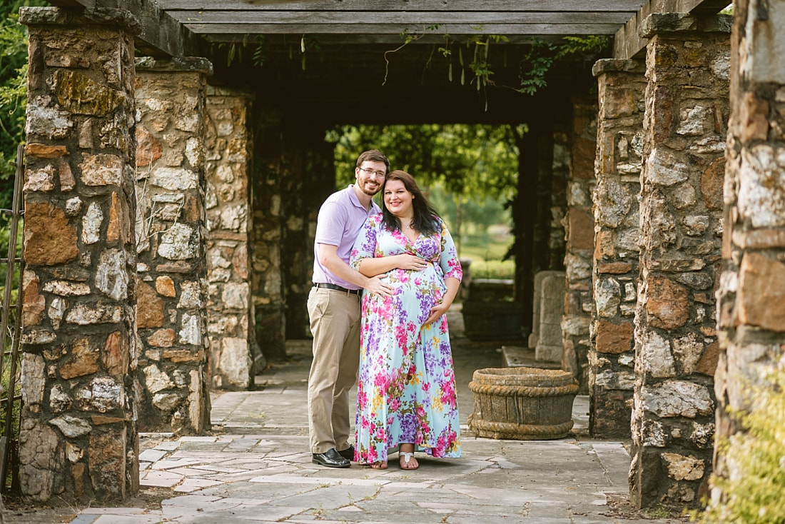 maternity photoshoot at Memorial Park in Memphis, TN