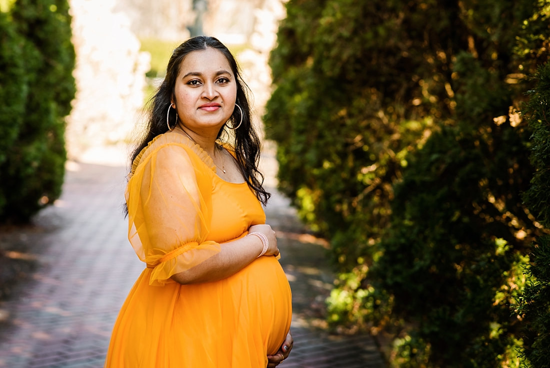 maternity portrait of mother at memphis botanic garden