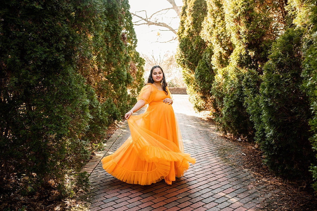 mother wearing Indian dress for maternity photos at memphis botanic garden