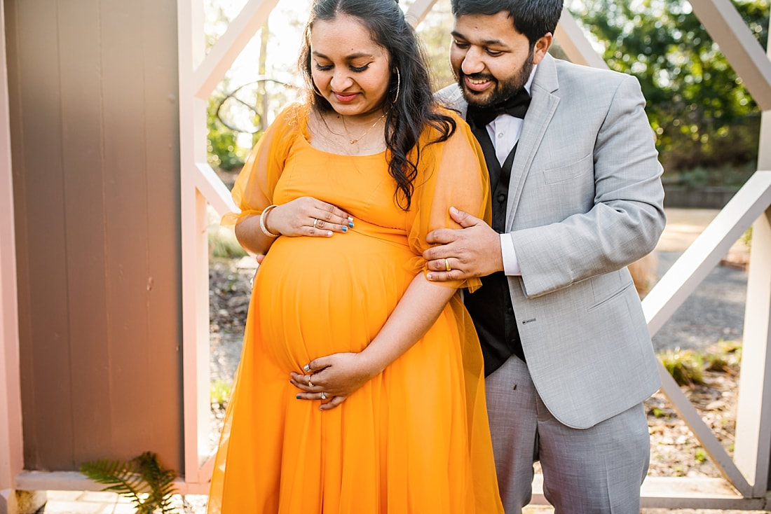 sweet maternity photos at memphis botanic garden