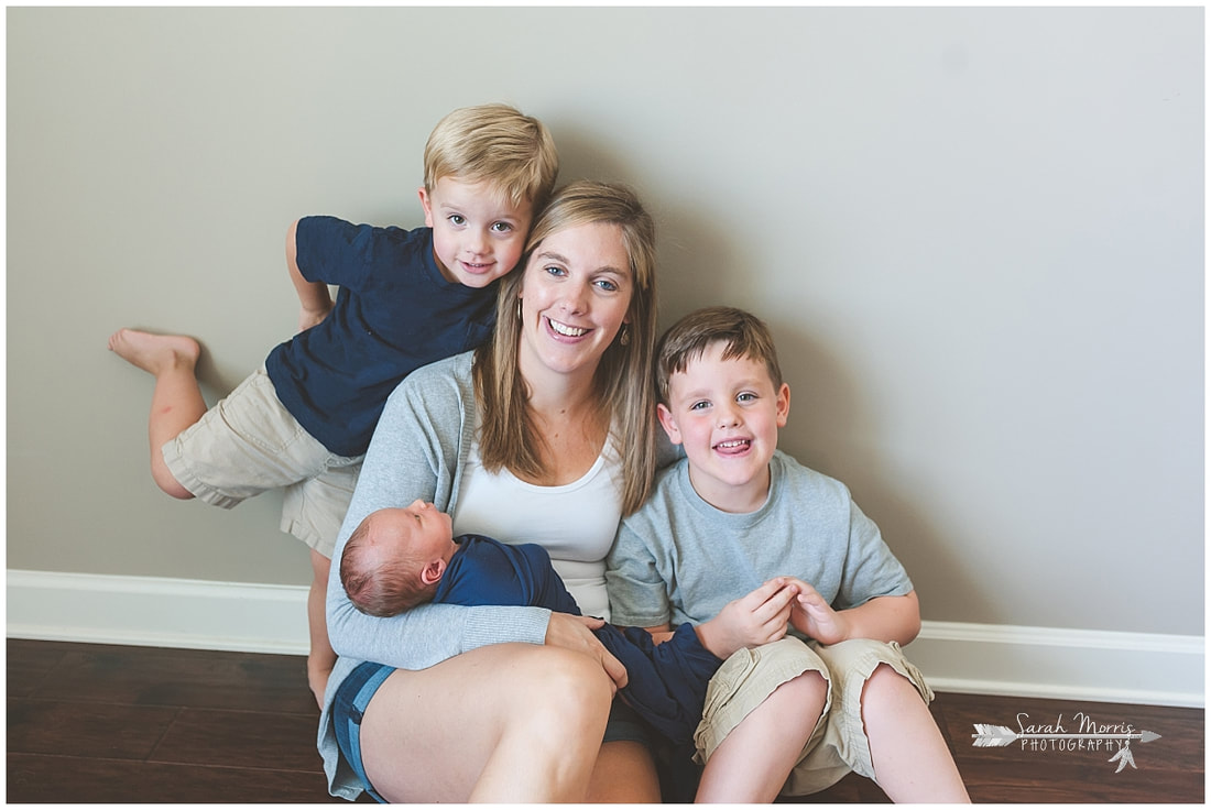 Newborn photos with mom and older siblings