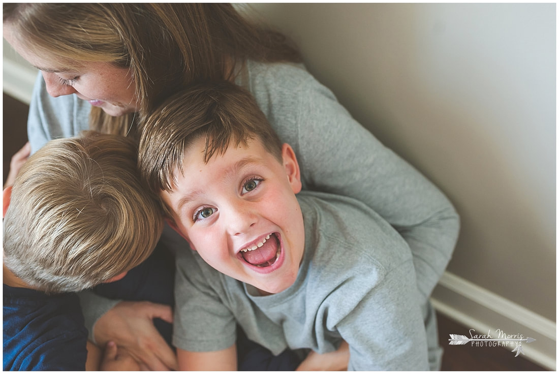 Newborn photos with mom and older siblings