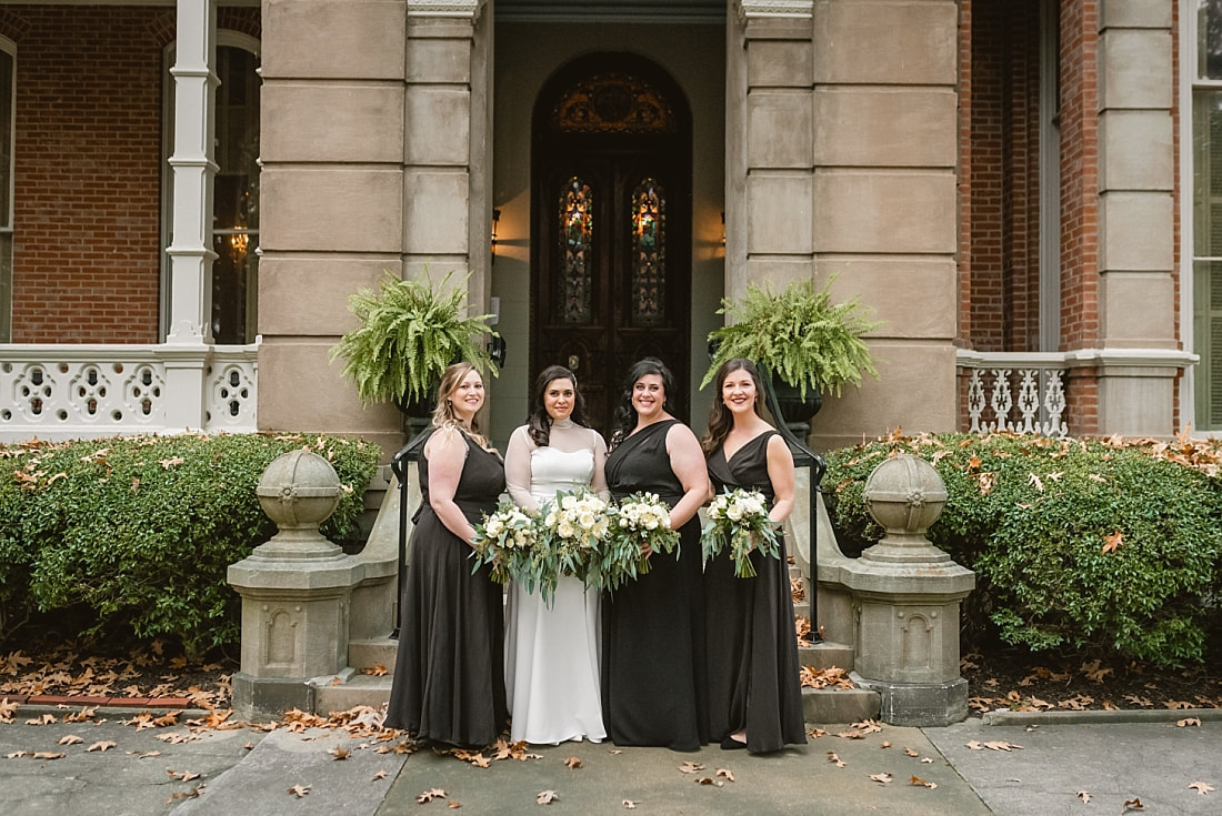 wedding party on the front lawn at Woodruff-Fontaine in Memphis, TN