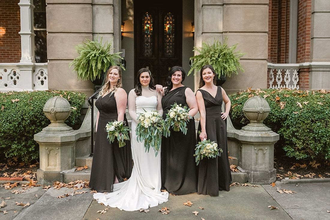 wedding party on the front lawn at Woodruff-Fontaine in Memphis, TN