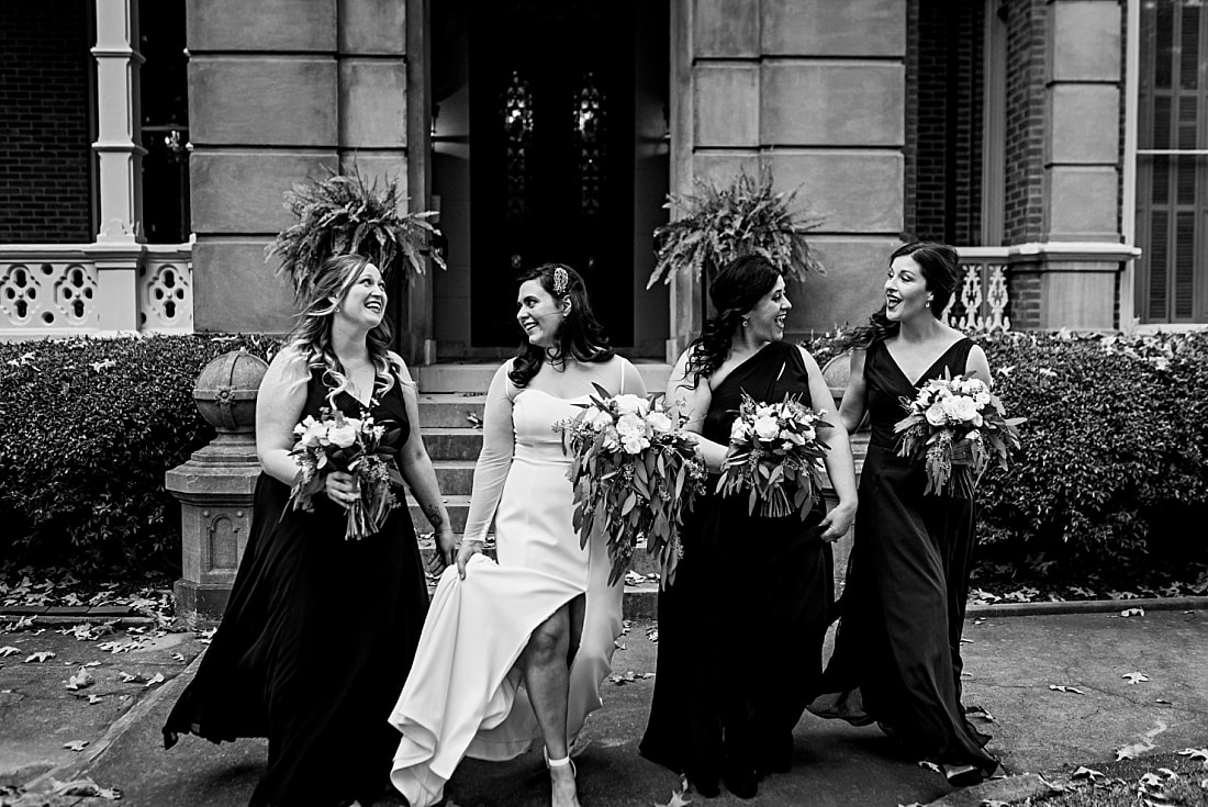 wedding party on the front lawn at Woodruff-Fontaine in Memphis, TN