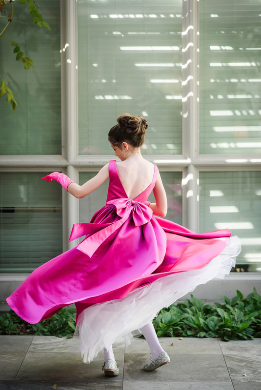 Flower girl twirling her dress at Memphis Botanic Garden